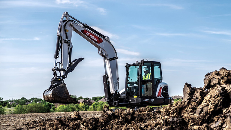 Additional hydraulic features include high-efficiency, torque-limiting piston pumps in the hydraulic system that match force to demand, continuously responding to loads and delivering more usable power even in rough terrains. 