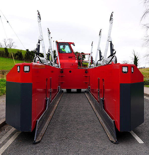 A hydraulic lifting platform smoothly raises the load into position quickly and accurately, and ensures quick set-down as well.
