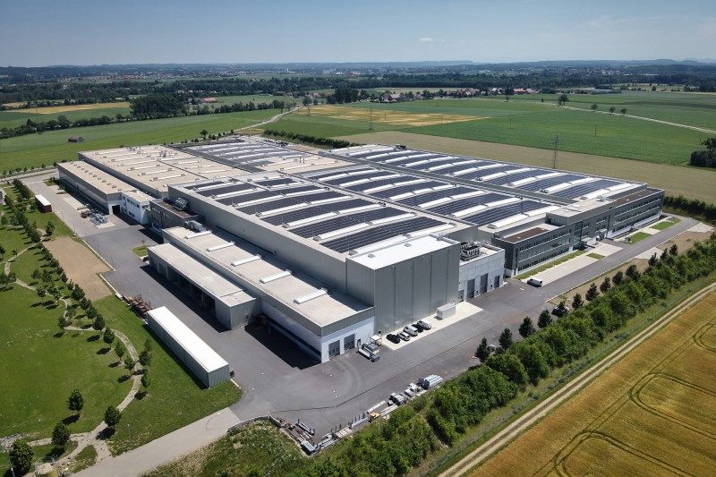 The new hydraulic cylinder facility of Liebherr-Components Kirchdorf GmbH is now operational in Oberopfingen, Germany. The facility has been expanded by three halls and two administration buildings, now totaling 69,000 square meters of space.